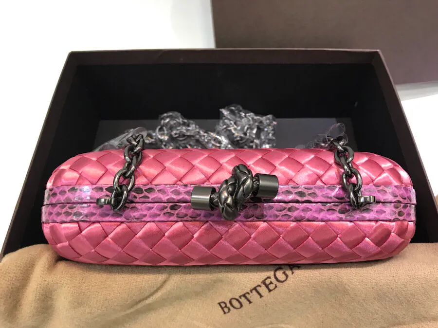 The latest and most popular Knot clutch from the 8651 counter is made of exquisite Japanese silk fabric with snakeskin piping. It looks elegant when worn cross-body or in the hand. It can also be carried by petite girls and can hold 2 iPhone X phones. Size: 20cm*12cm